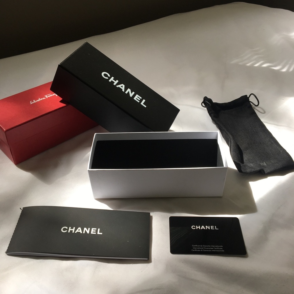 COPY - 🦋 Chanel sun glass box